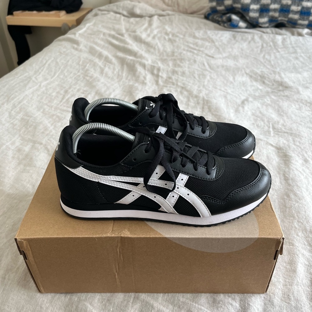 ASICS tiger runner men’s size 9